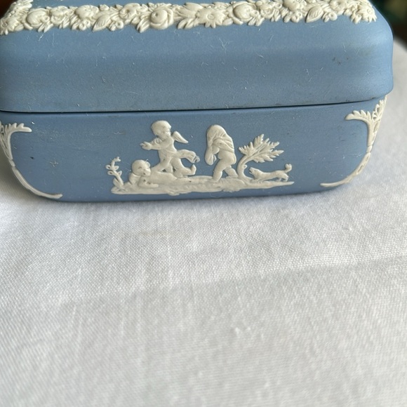 Wedgwood Blue Jasperware Square trinket box small. Vintage item. - Picture 5 of 7